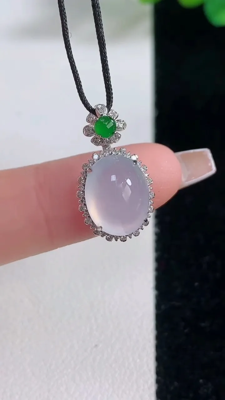 天然A货翡翠种白冰蛋面吊坠，尺寸19.5-11-8.9，裸石10.8-8.5重量:2.02g
12月