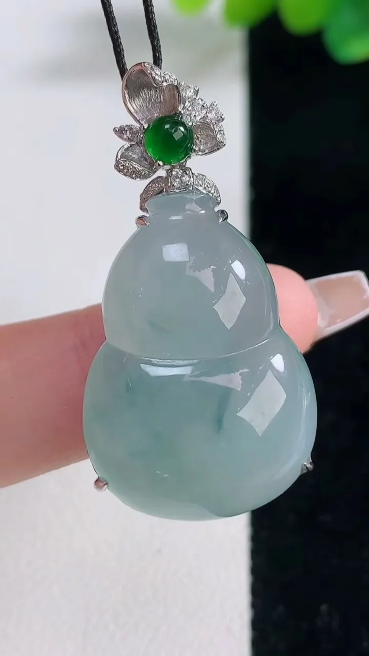 天然A货翡翠种飘花葫芦吊坠，尺寸38-27.6-19.7-10，重量:9.12g
12月11日