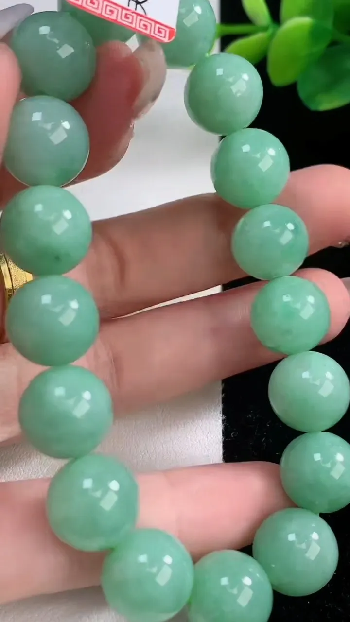 天然A货翡翠圆珠手串，尺寸12-17颗，重量:49.86g12月11日
工厂直销收藏佳品,种好水足，色泽均匀，有种有色，上手高大气！