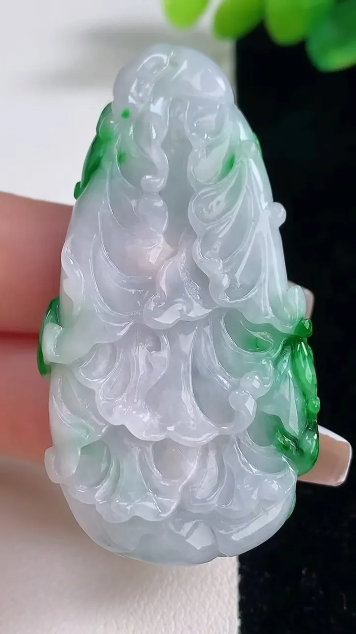 天然A货翡翠白菜吊坠，尺寸55.6-28.2-11.4，重量:30.00g
12月11日