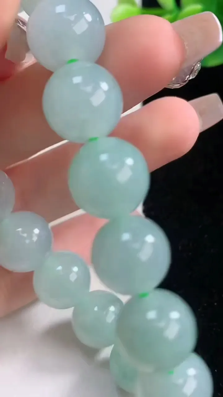 天然A货翡翠圆珠手串，尺寸12.8-17颗，重量:60.67g12月11日
工厂直销收藏佳品,种好水足，色泽均匀，有种有色，上手高大气！