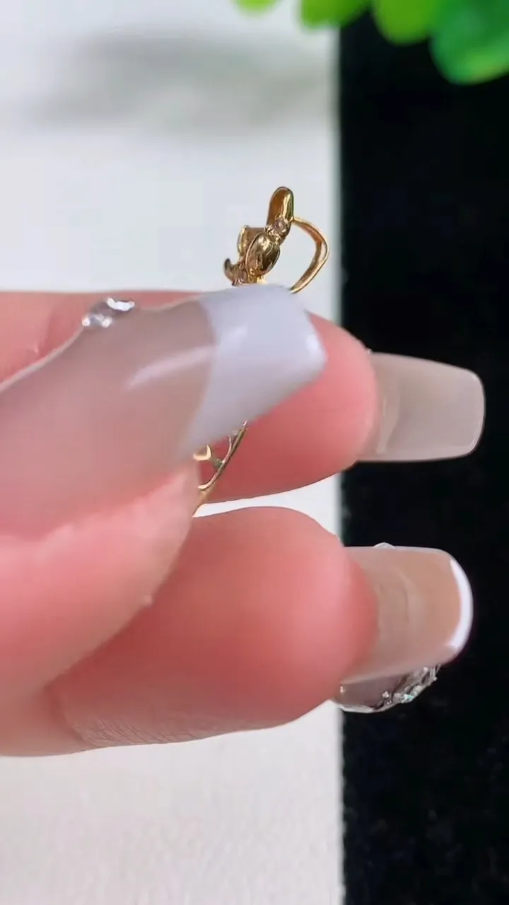 天然A货翡翠18K金紫罗兰蛋面吊坠，尺寸31.5-21.3-16.4-9.8，重量:7.35g
12月11日