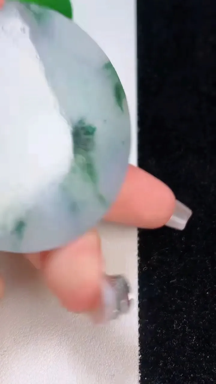 天然A货翡翠飘花无事牌镶嵌件，尺寸52.4-6.5，重:46.65g
12月11日