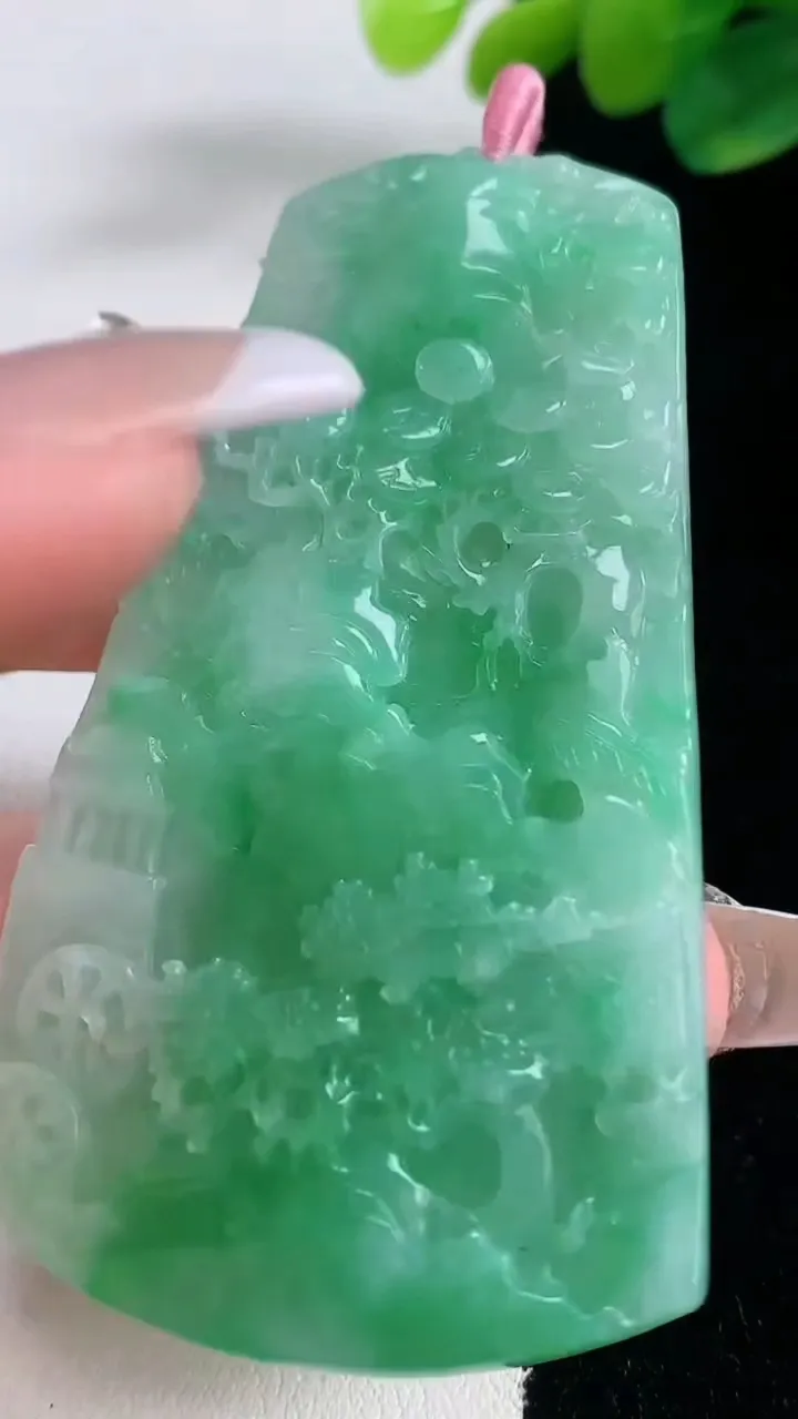 天然A货翡翠山水牌吊坠，尺寸67.8-43.2-6.9，重量:38.20g
12月11日