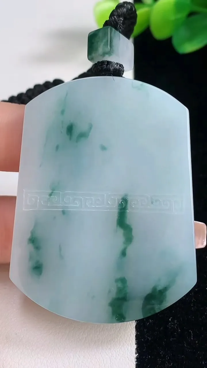 天然A货翡翠飘花仿古无事牌吊坠，尺寸54-40.6-5.8，重量:41.48g
12月11日