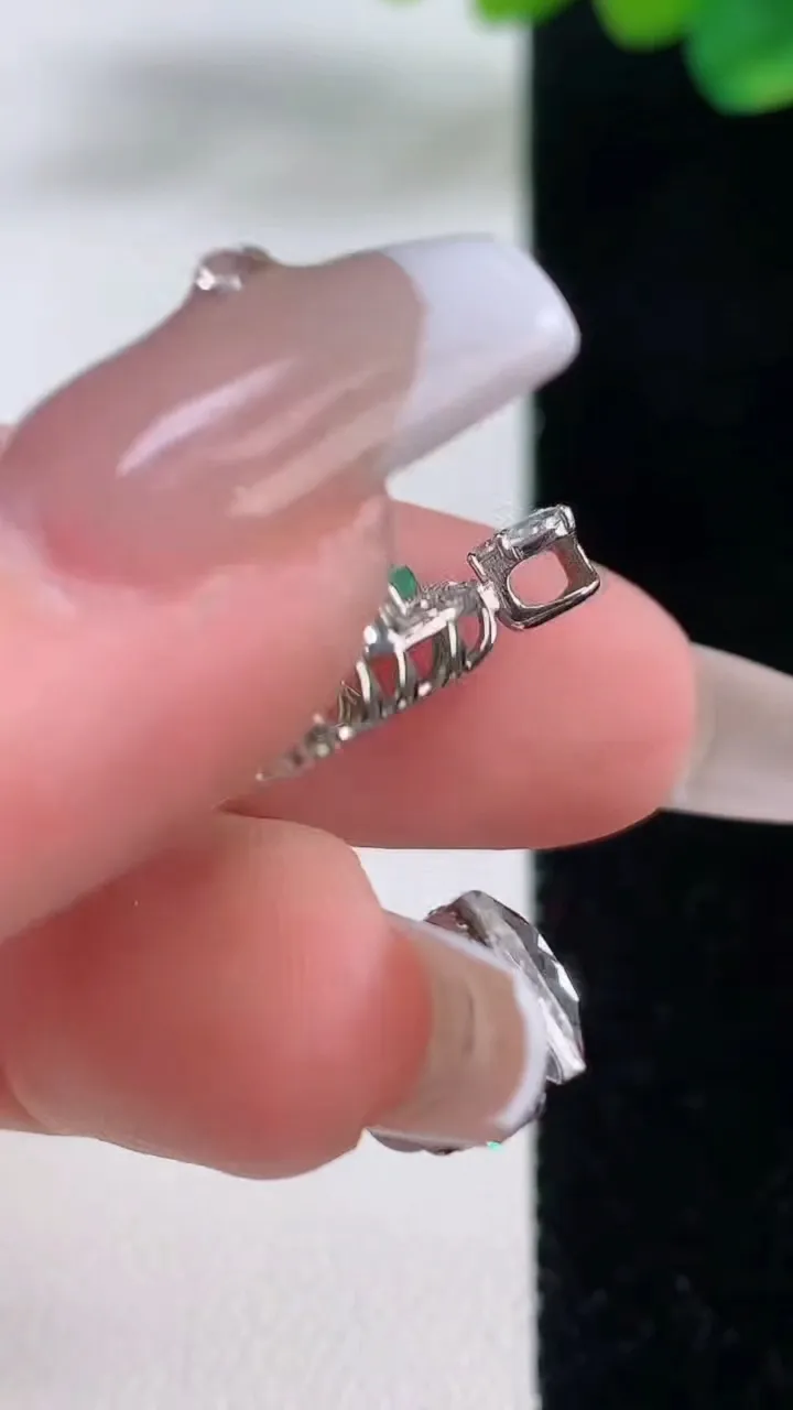 天然A货翡翠佛公吊坠，尺寸20.2-12.6-17.7-7，重量:2.15g
12月11日