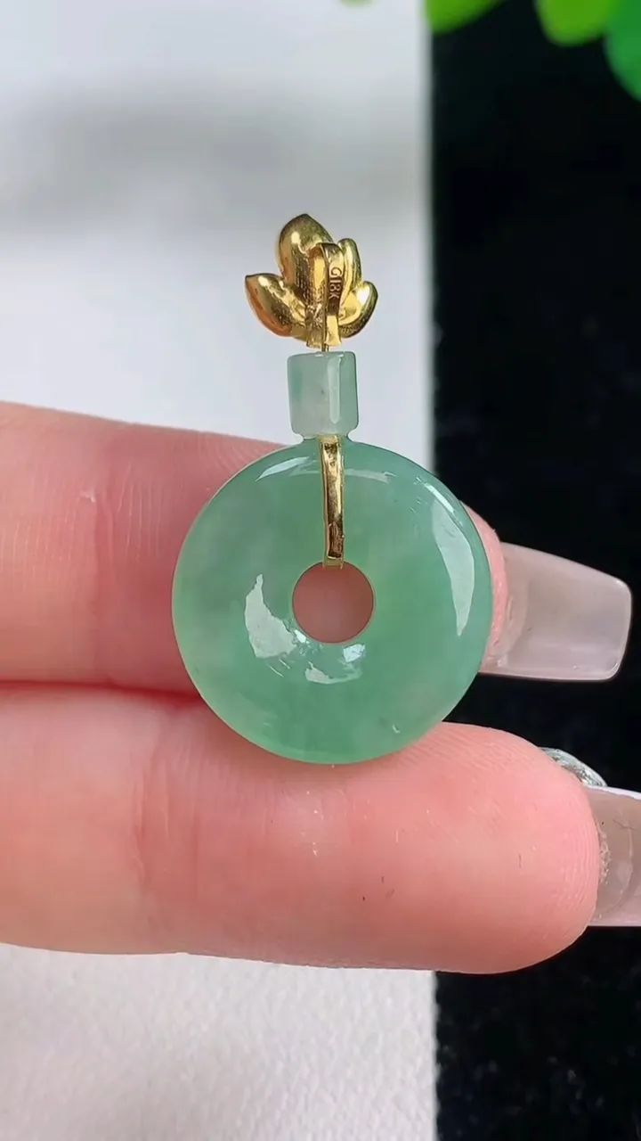 天然A货翡翠平安环吊坠，尺寸17-3.8，重量:2.77g
12月11日