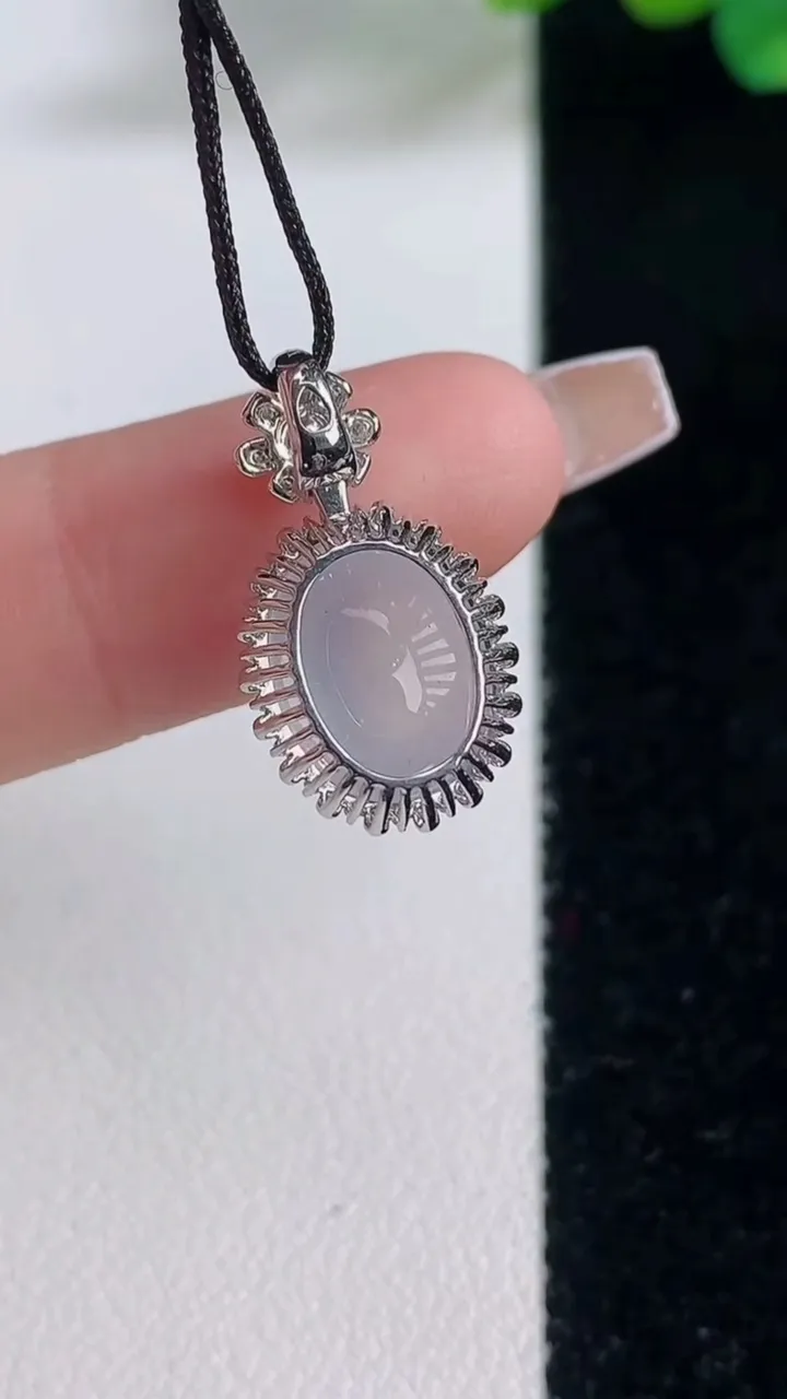 天然A货翡翠种白冰蛋面吊坠，尺寸19.5-11-8.9，裸石10.8-8.5重量:2.02g
12月11日