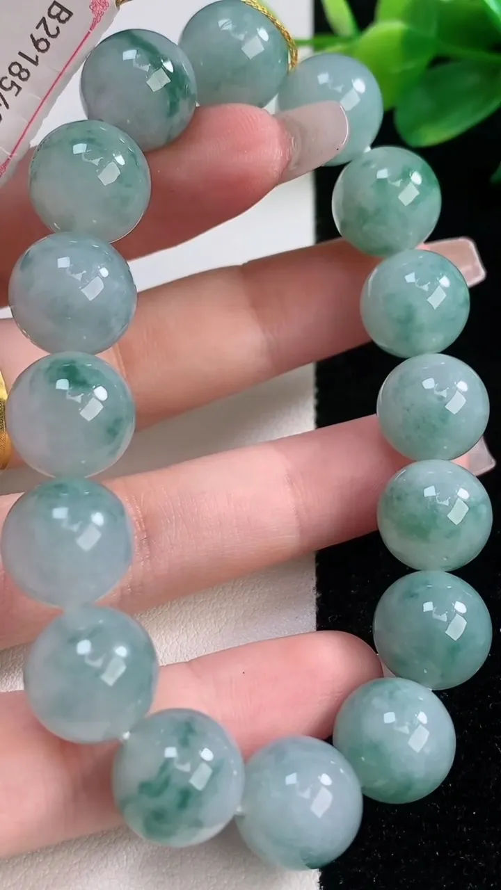 天然A货翡翠种飘花圆珠手串，尺寸12.3-16颗，重量:54.17g12月11日
工厂直销收藏佳品,种好水足，色泽均匀，有种有色，上手高大气！