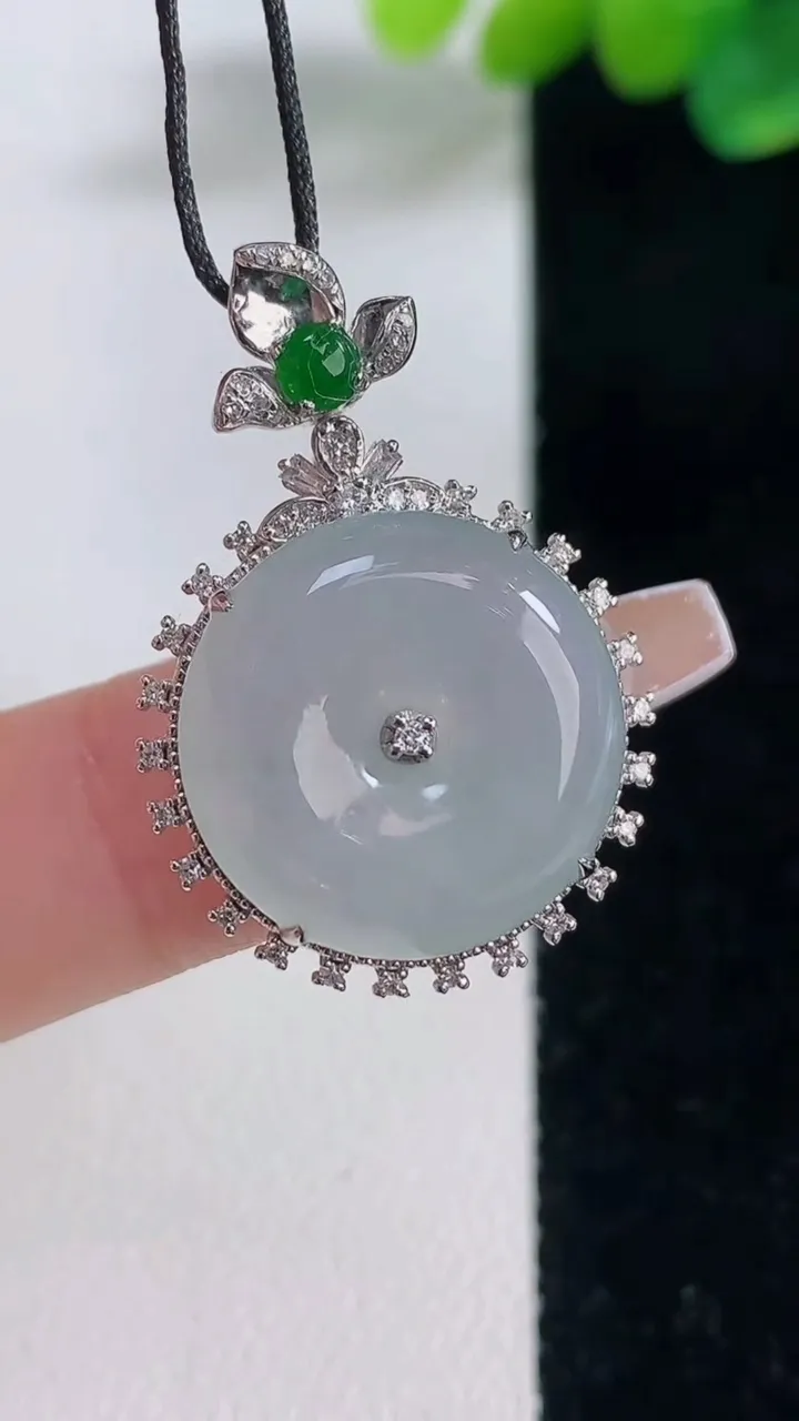 天然A货翡翠种白冰平安扣吊坠，尺寸31-21-8，裸石17.5重量:g
12月11日