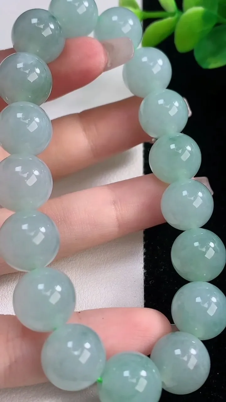 天然A货翡翠圆珠手串，尺寸12.8-17颗，重量:60.67g12月11日
工厂直销收藏佳品,种好水足，色泽均匀，有种有色，上手高大气！