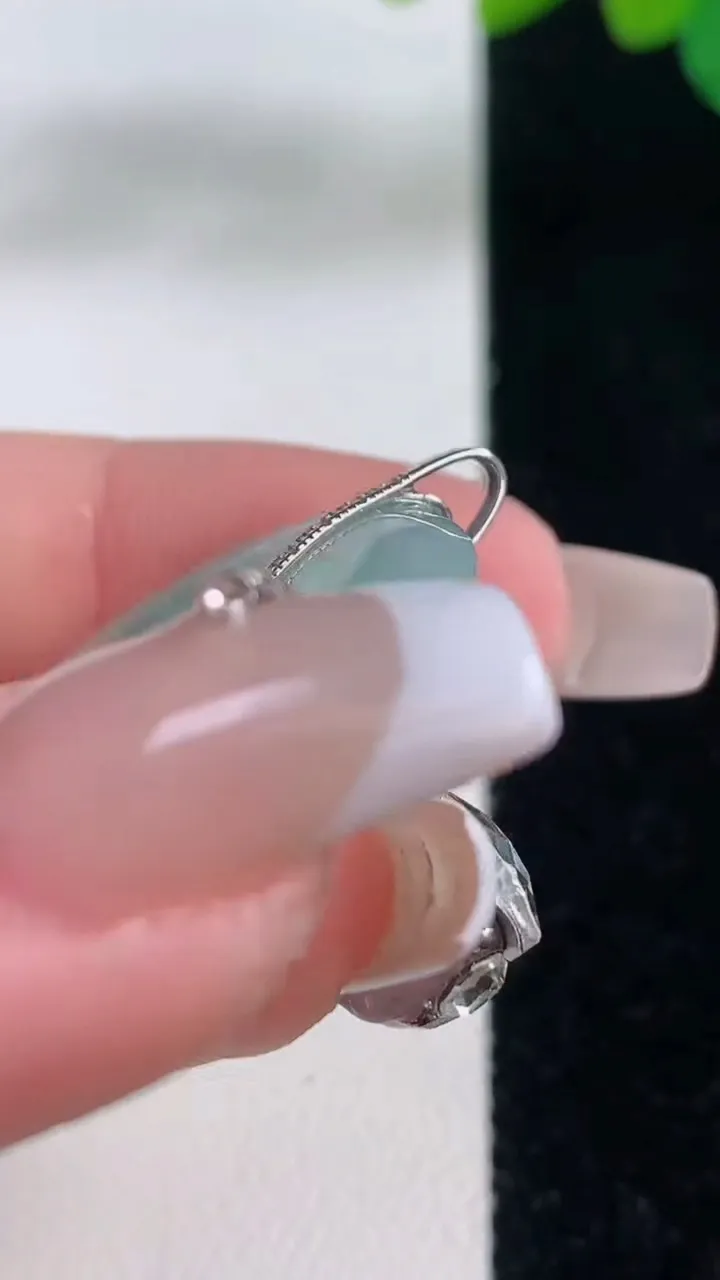 天然A货翡翠平安扣吊坠，尺寸24.3-5，重量:6.49g
12月11日