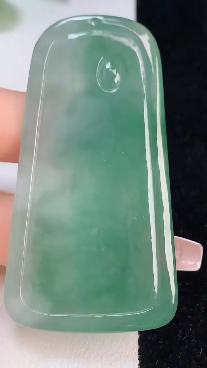 天然A货翡翠大势至菩萨吊坠，尺寸65.5-35-6，重:30.04g
12月11日