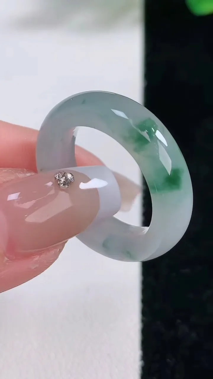 天然A货翡翠冰种飘花指环戒指，尺寸17.6-6.5-4.3，重:5.80g2025年12月11日
工厂直销收藏佳品,种好水足，色泽均匀，有种有色，上手高大气！