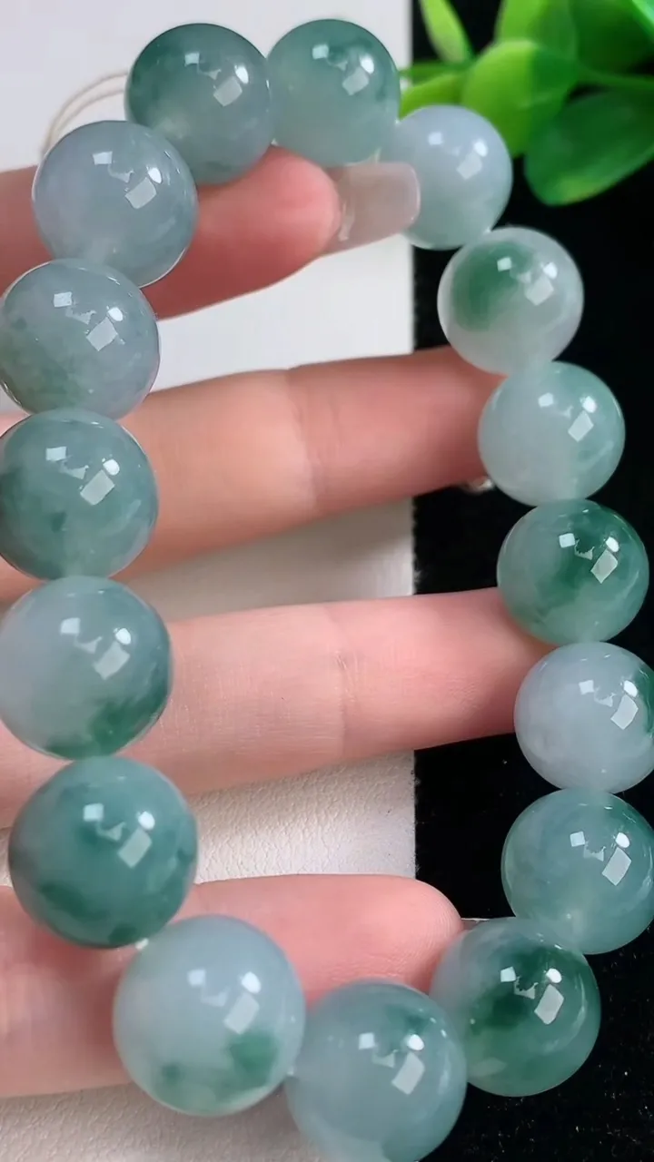 天然A货翡翠种飘花圆珠手串，尺寸12.6-16颗，重量:59.00g12月11日
工厂直销收藏佳品,种好水足，色泽均匀，有种有色，上手高大气！