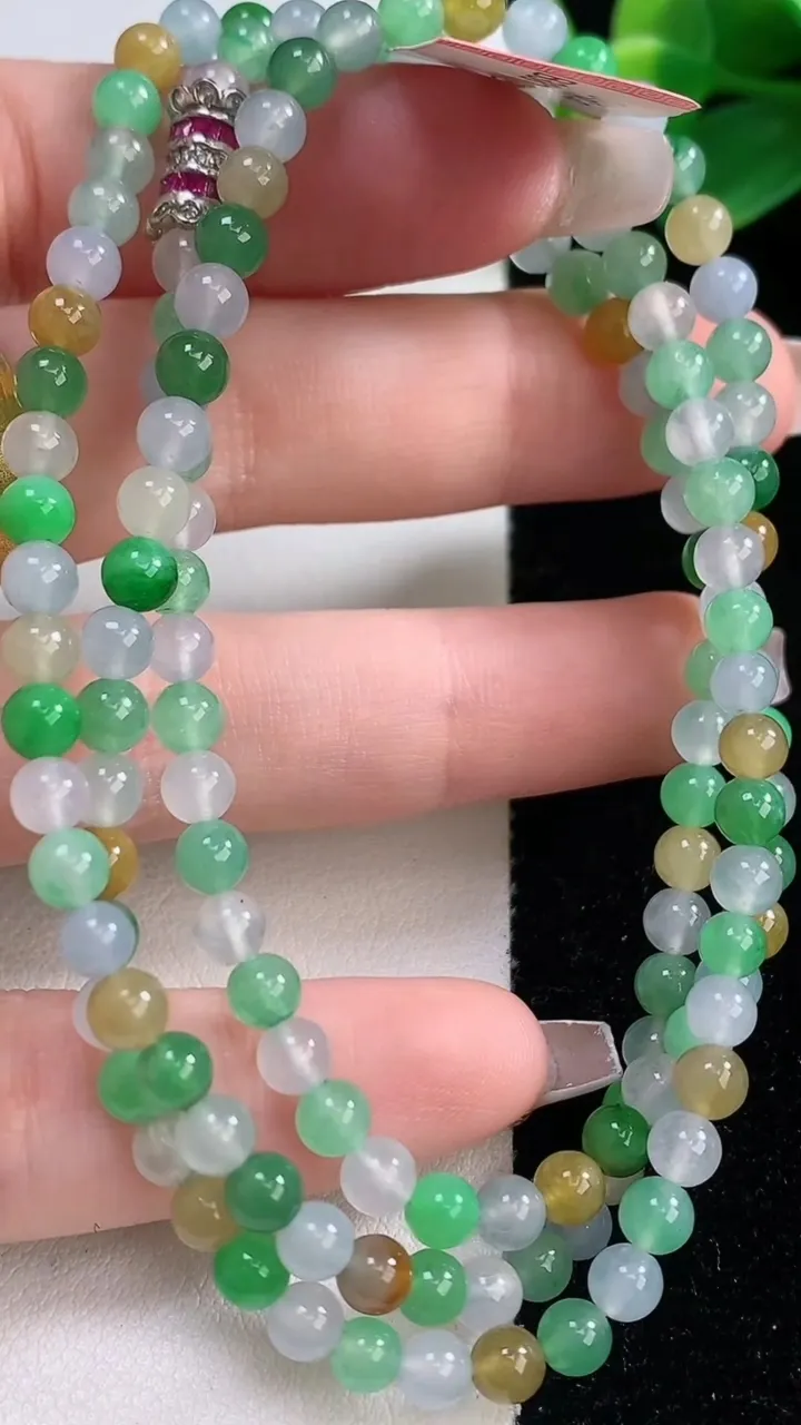 天然A货翡翠冰种三彩圆珠项链，尺寸4.5-140颗，重量:24.00g
12月11日