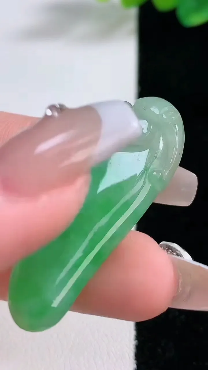 天然A货翡翠福瓜吊坠，尺寸42.5-16.8-4.8，重:6.84g
12月11日