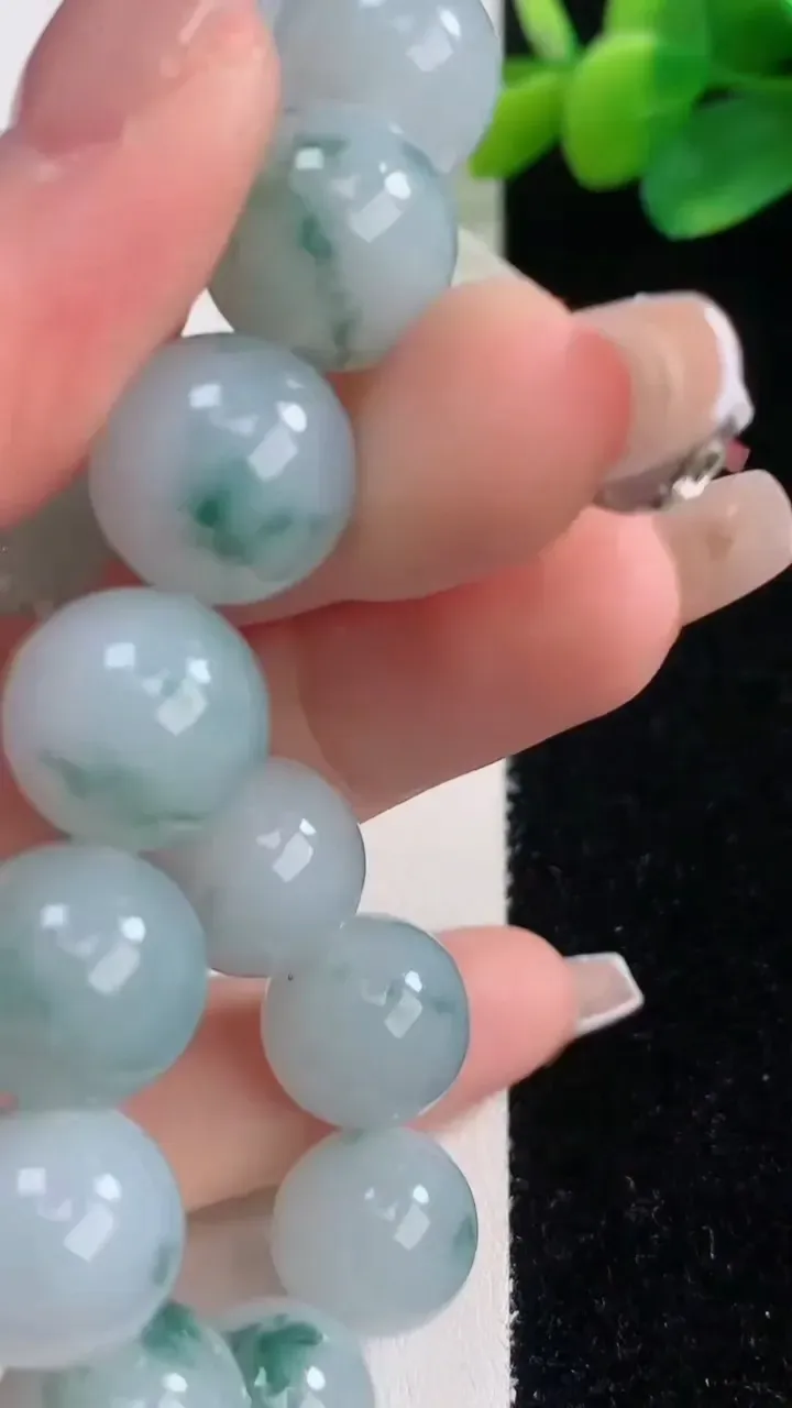 天然A货翡翠飘花圆珠手串，尺寸12.5-16颗，重量:56.95g12月11日
工厂直销收藏佳品,种好水足，色泽均匀，有种有色，上手高大气！