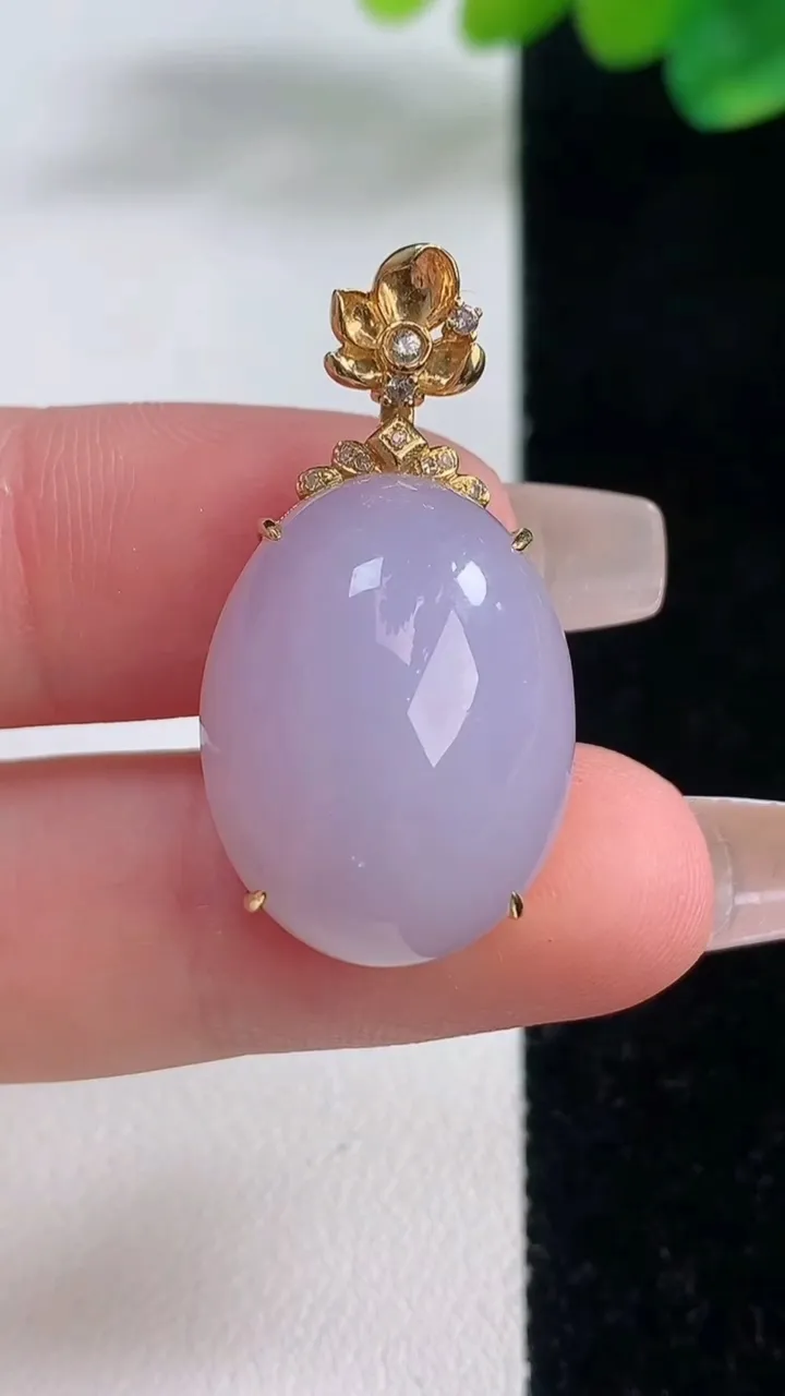 天然A货翡翠18K金紫罗兰蛋面吊坠，尺寸31.5-21.3-16.4-9.8，重量:7.35g
12