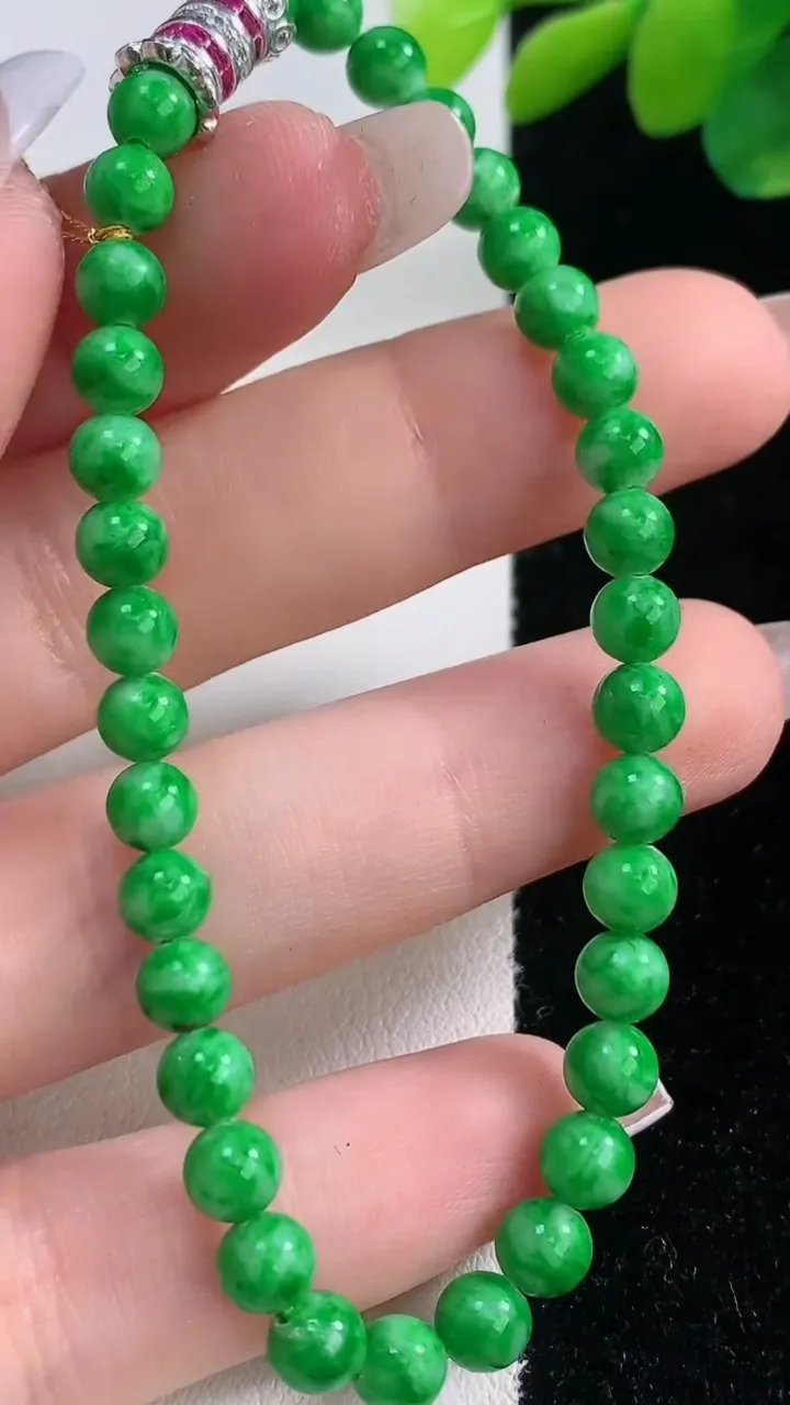 天然A货翡翠圆珠手串，尺寸5.2-35颗，重量:8.83g12月11日
工厂直销收藏佳品,种好水足，色泽均匀，有种有色，上手高大气！