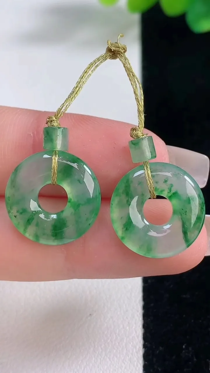 天然A货翡翠冰种飘花平安环吊坠一对，尺寸15.7-3，重量:3.28g
12月11日