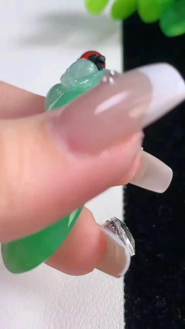 天然A货翡翠福瓜吊坠，尺寸46.3-18.5-12.5，重量:20.19g
12月11日