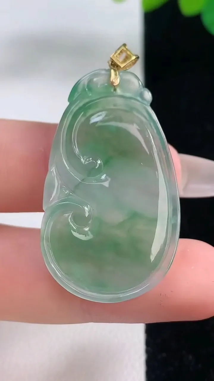 天然A货翡翠如意吊坠，尺寸36.8-21.4-3.2，重量:5.46g
12月11日