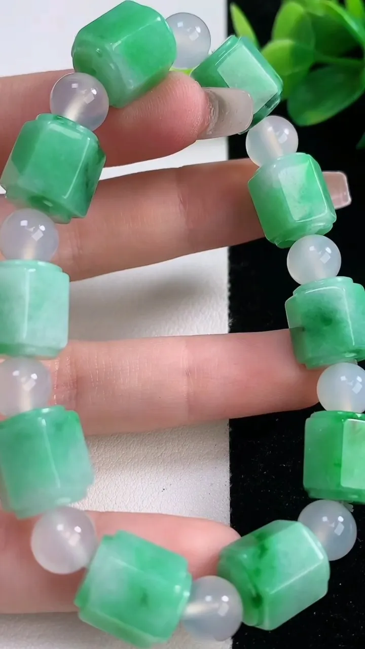 天然A货翡翠路路通手串，尺寸12-11.6-10颗，重量:46.33g12月11日
工厂直销收藏佳品