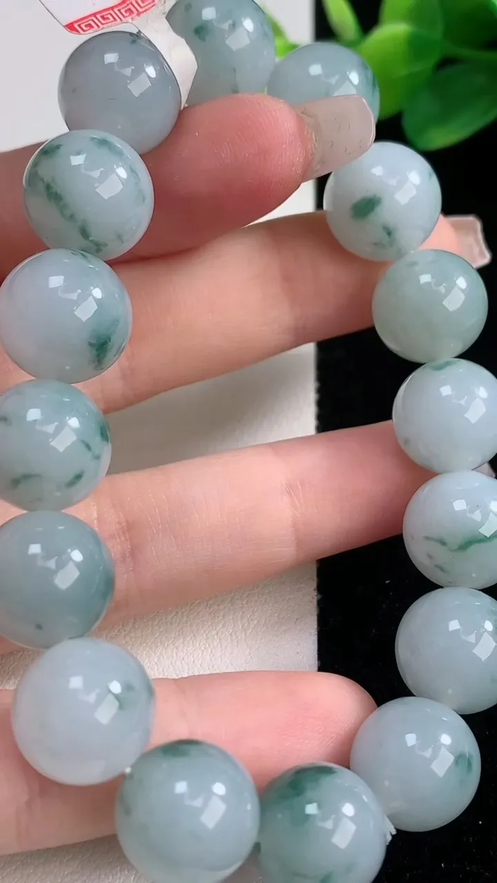 天然A货翡翠飘花圆珠手串，尺寸12.5-16颗，重量:56.95g12月11日
工厂直销收藏佳品,种