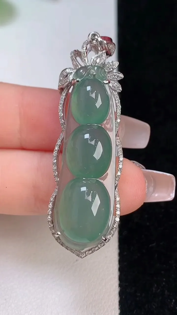 天然A货翡翠福豆吊坠，尺寸54-15.3-10，重:8.48g
12月11日