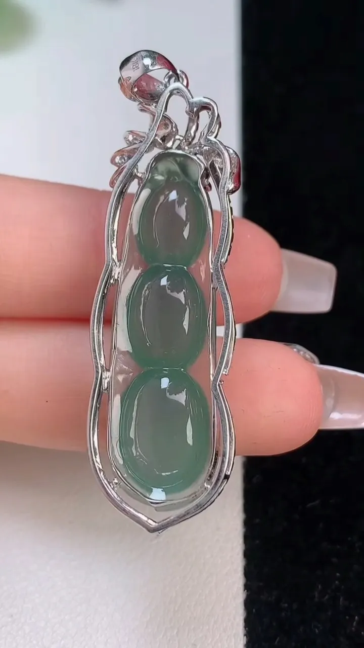 天然A货翡翠福豆吊坠，尺寸54-15.3-10，重:8.48g
12月11日