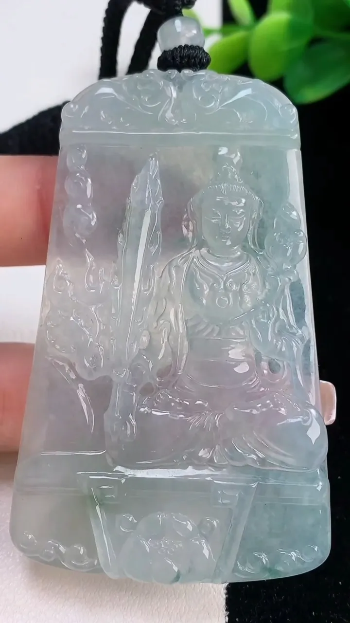 天然A货翡翠种飘花虚空藏菩萨吊坠，尺寸68-42.2-5.3，重量:42.44g
12月11日