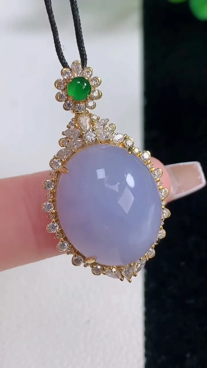 天然A货翡翠18K金紫罗兰蛋面吊坠，尺寸32-18-11，裸石16.7-14.5重量:6.12g
1