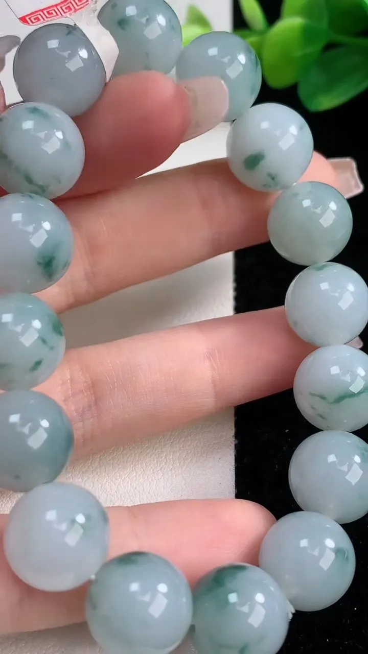 天然A货翡翠飘花圆珠手串，尺寸12.5-16颗，重量:56.95g12月11日
工厂直销收藏佳品,种