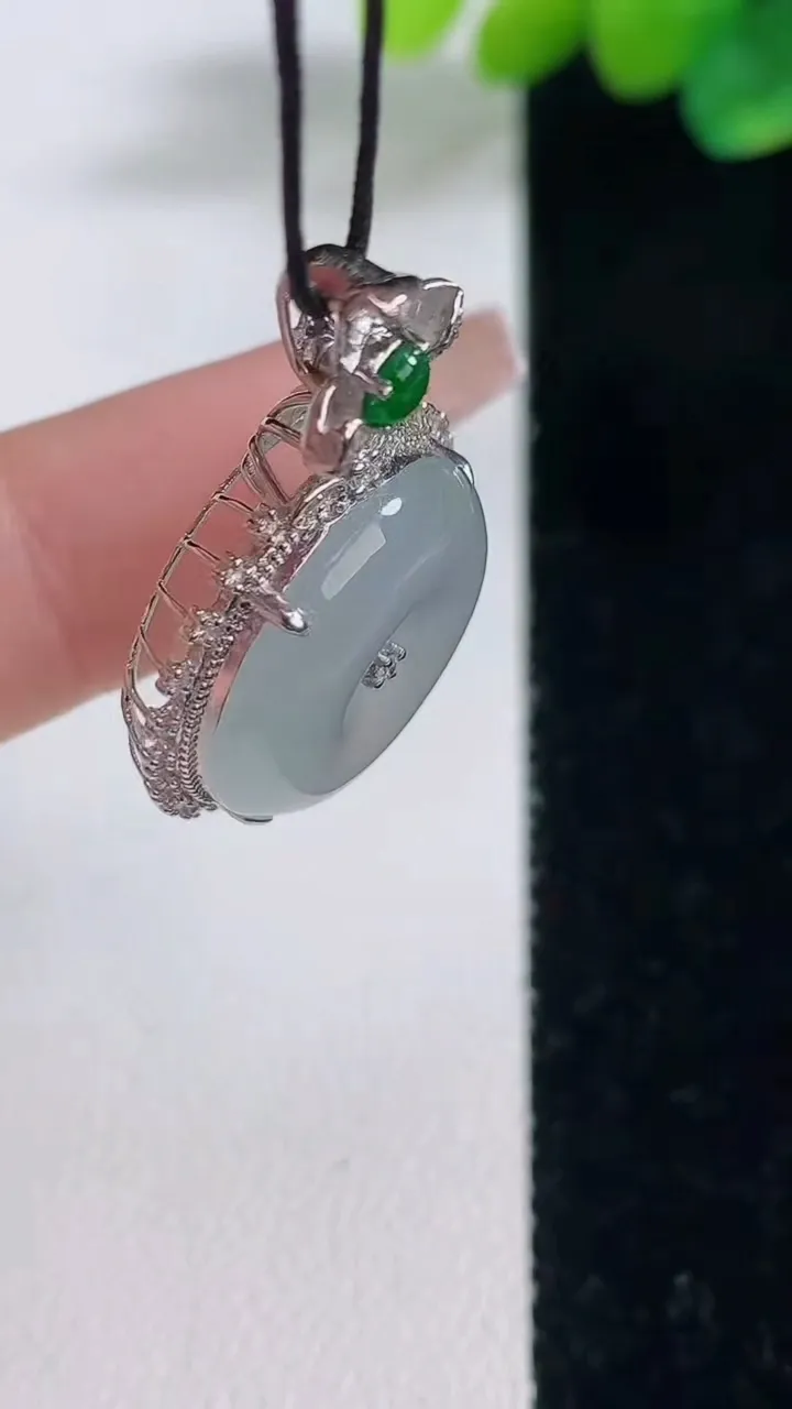 天然A货翡翠种白冰平安扣吊坠，尺寸31-21-8，裸石17.5重量:g
12月11日