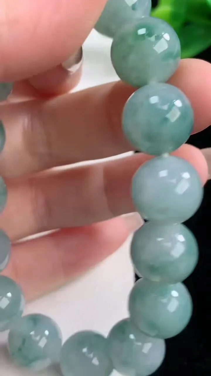天然A货翡翠种飘花圆珠手串，尺寸12.3-16颗，重量:54.17g12月11日
工厂直销收藏佳品,种好水足，色泽均匀，有种有色，上手高大气！