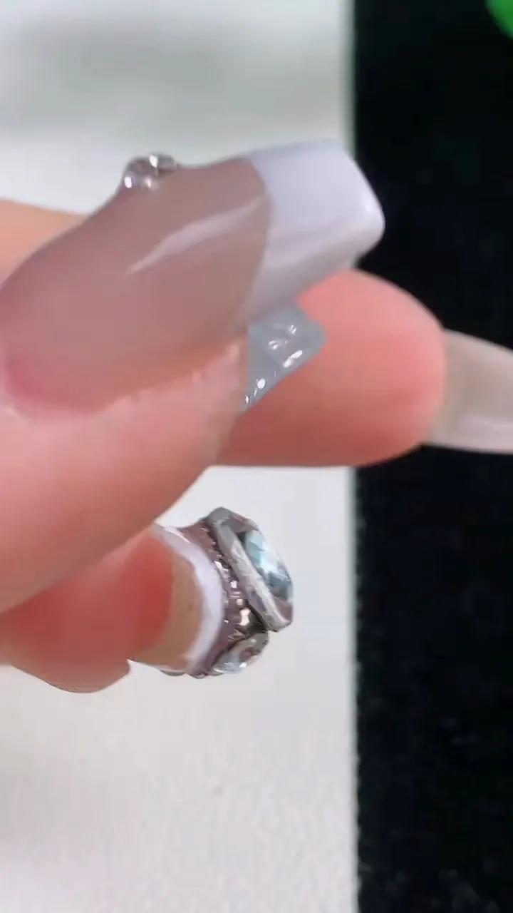 天然A货翡翠佛公吊坠，尺寸21-22.8-4.9，重量:3.58g
12月11日