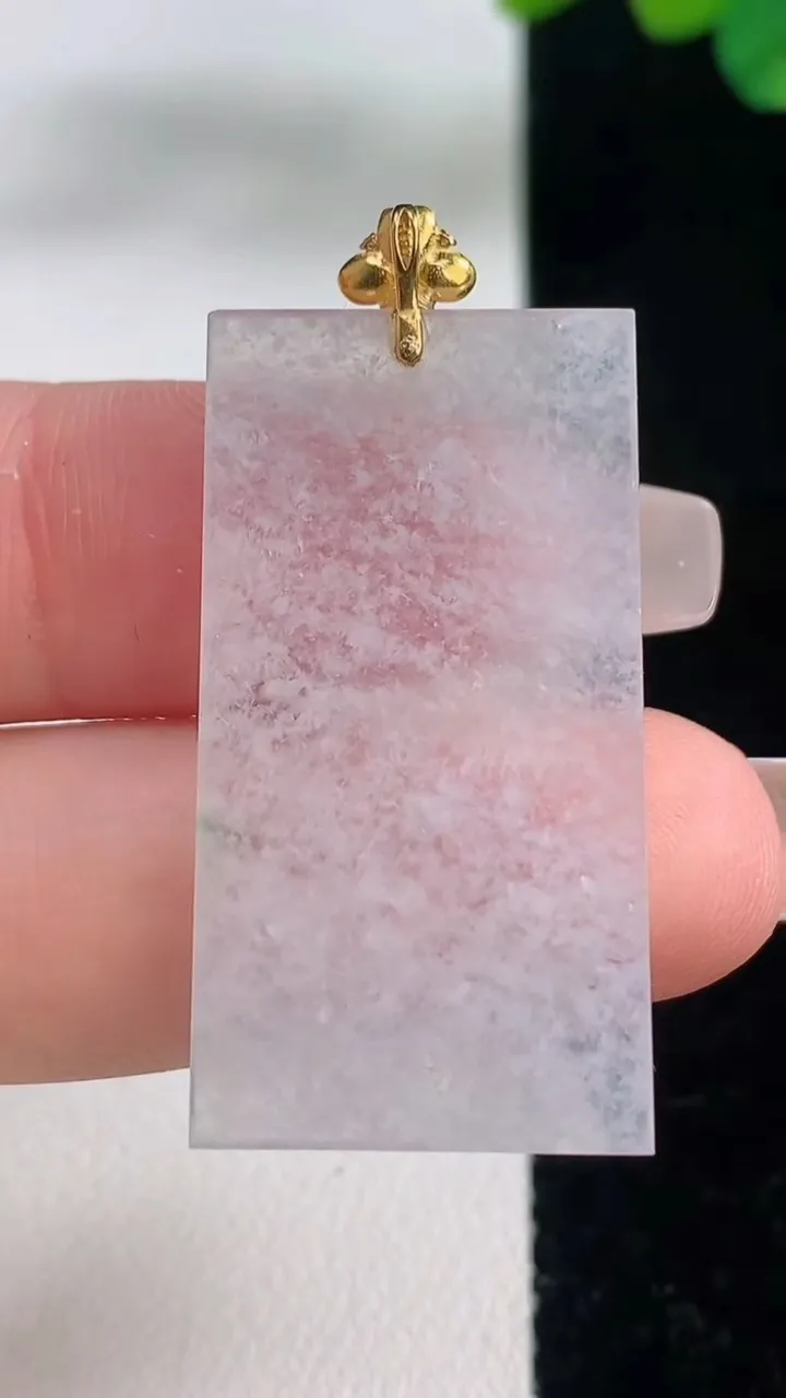 天然A货翡翠种白冰无事牌吊坠，尺寸34.6-18.3-2.2，重量:4.92g
12月11日