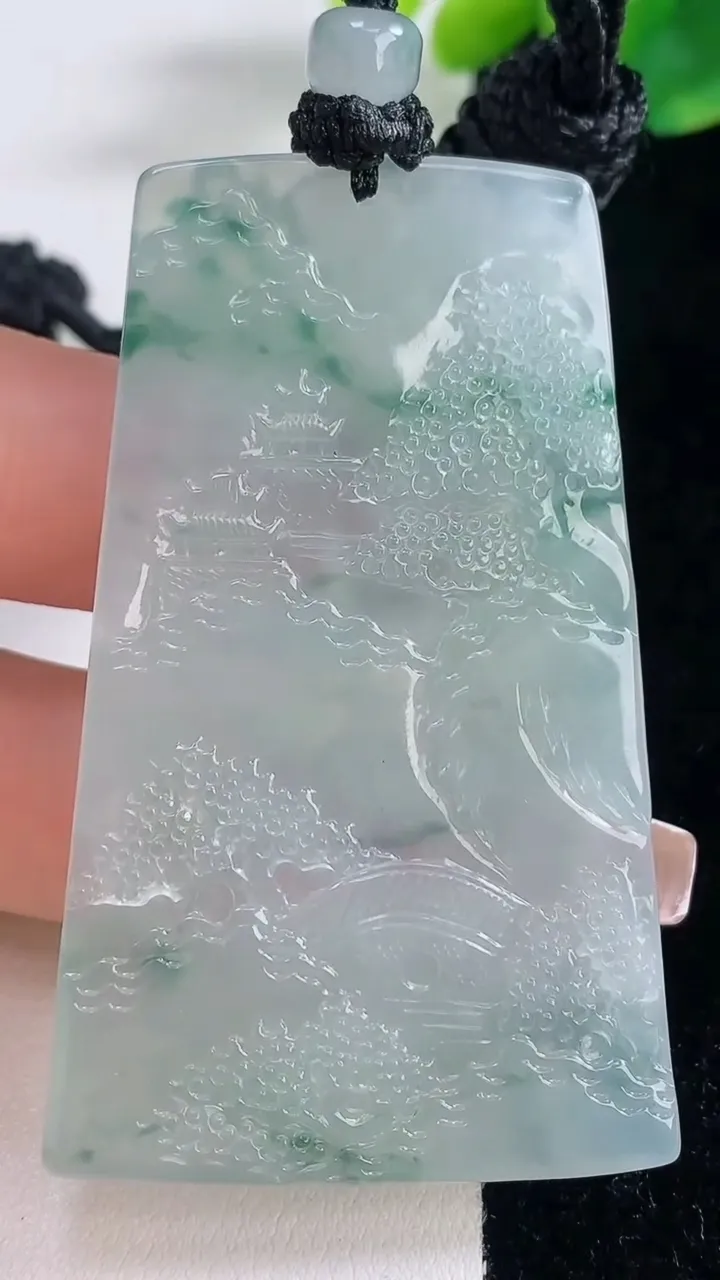 天然A货翡翠牌吊坠，尺寸59-35.3-5，重量:30.42g
12月11日