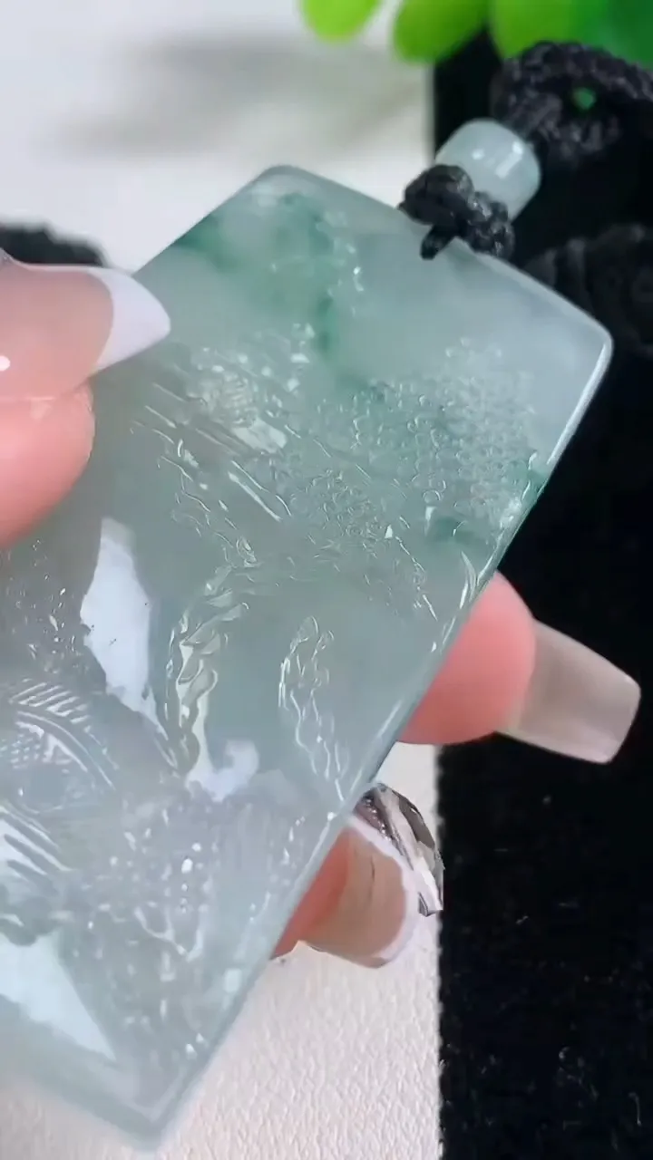 天然A货翡翠牌吊坠，尺寸59-35.3-5，重量:30.42g
12月11日