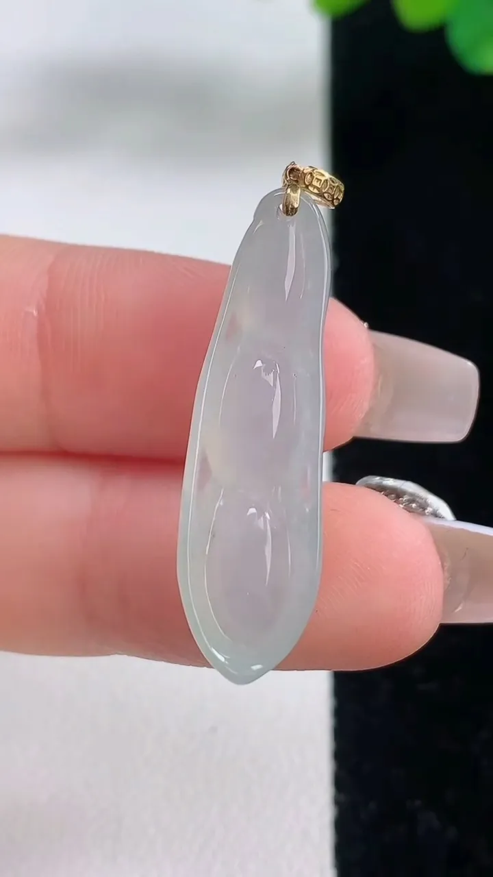 天然A货翡翠种白冰福豆吊坠，尺寸30.7-9-6，重量:3.05g
12月11日