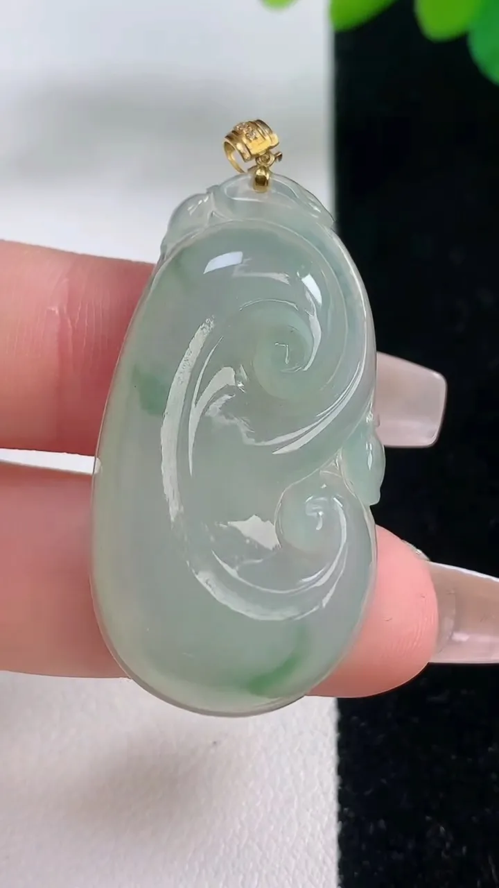 天然A货翡翠绿如意吊坠，尺寸39.2-20.8-5.7，重量:9.18g
12月11日