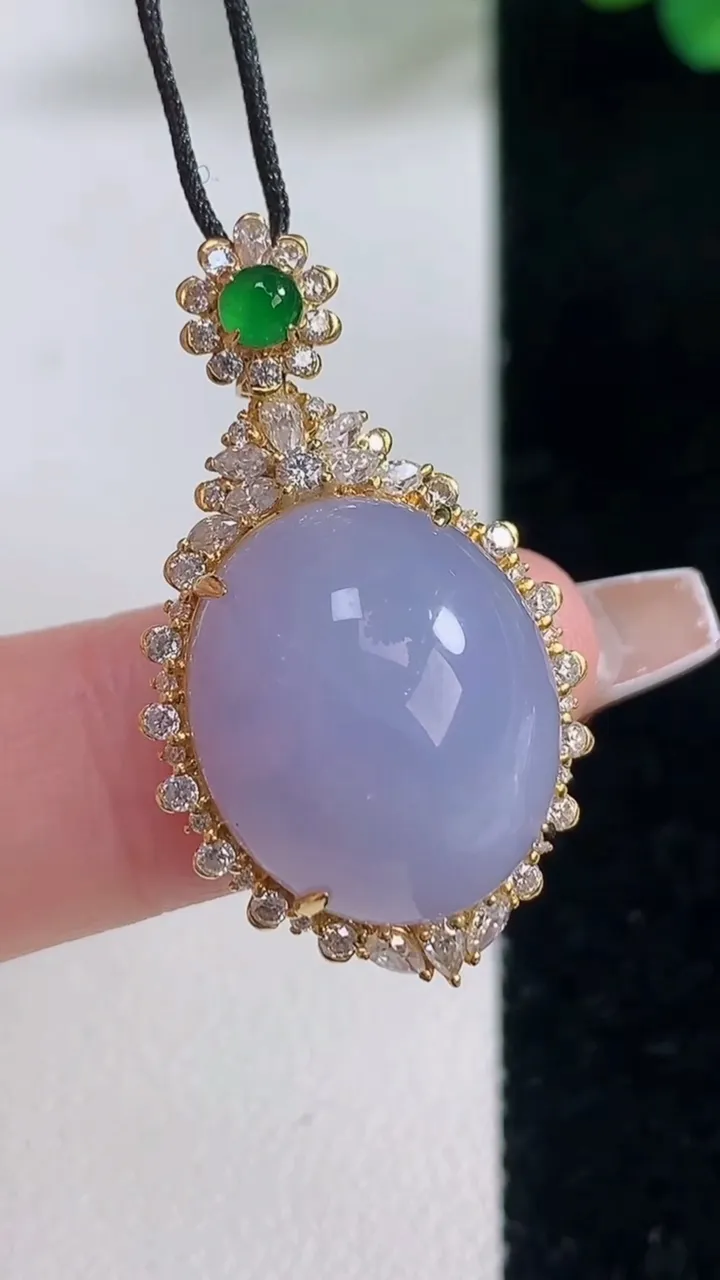 天然A货翡翠18K金紫罗兰蛋面吊坠，尺寸32-18-11，裸石16.7-14.5重量:6.12g
12月11日