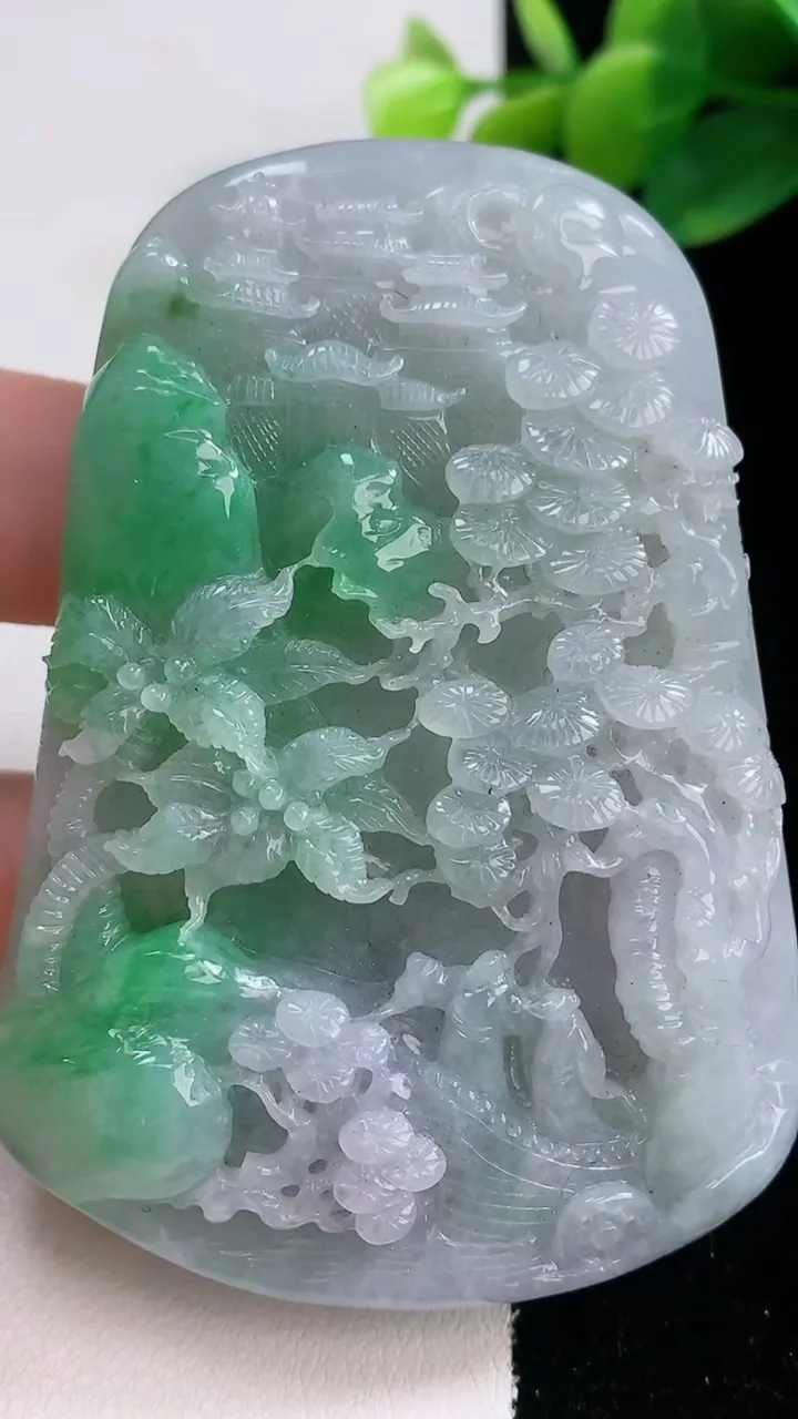 天然A货翡翠山水牌吊坠，尺寸69.8-50.4-13.2，重量:85.50g
12月11日