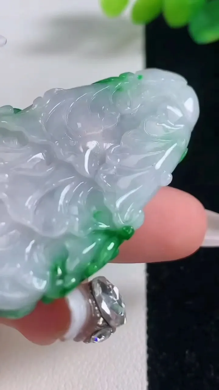 天然A货翡翠白菜吊坠，尺寸55.6-28.2-11.4，重量:30.00g
12月11日