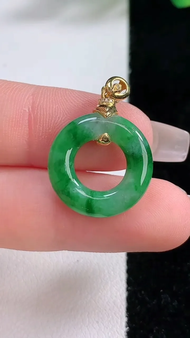 天然A货翡翠平安环吊坠，尺寸18.1-3.3，重:2.61g
12月11日