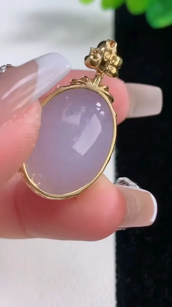 天然A货翡翠18K金紫罗兰蛋面吊坠，尺寸31.5-21.3-16.4-9.8，重量:7.35g
12月11日