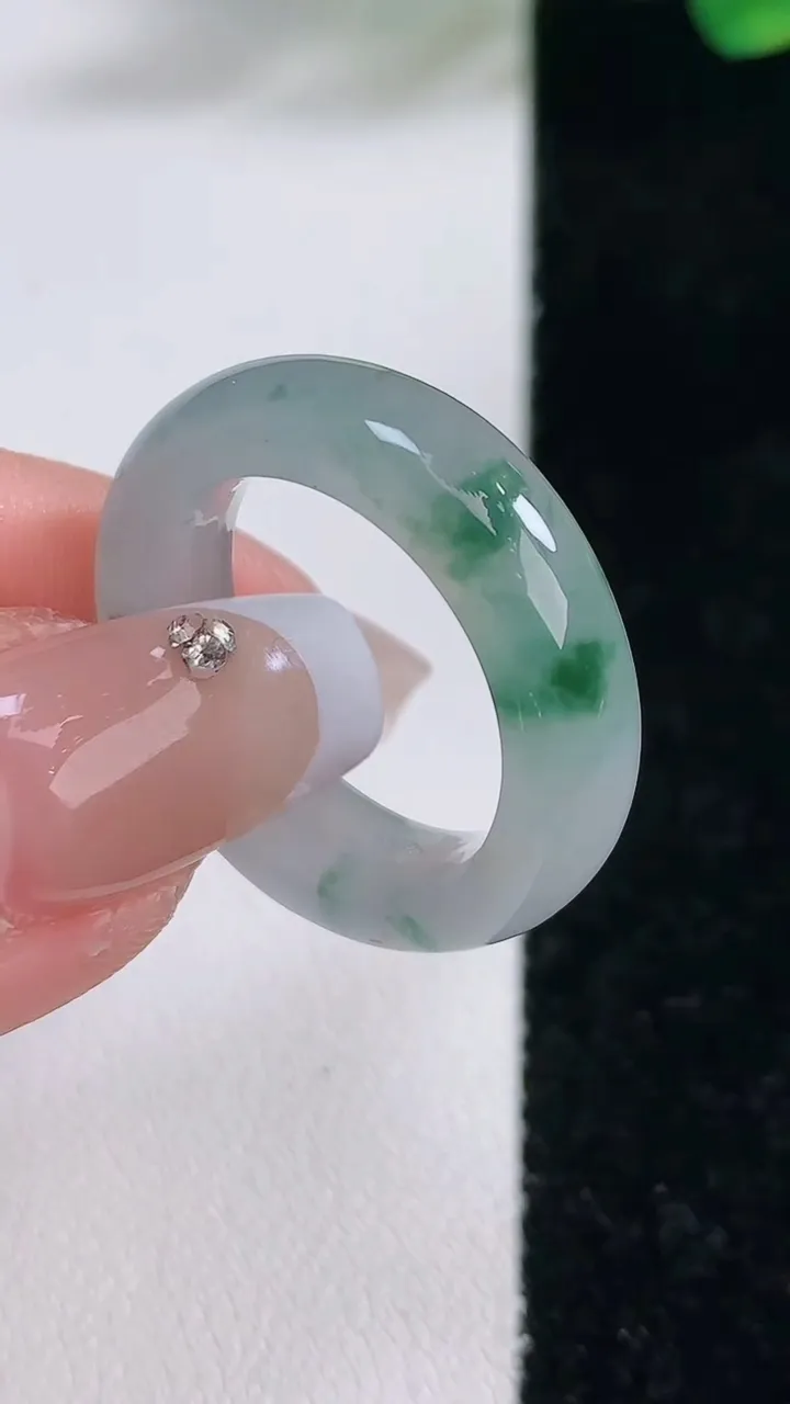 天然A货翡翠冰种飘花指环戒指，尺寸17.6-6.5-4.3，重:5.80g2025年12月11日
工厂直销收藏佳品,种好水足，色泽均匀，有种有色，上手高大气！