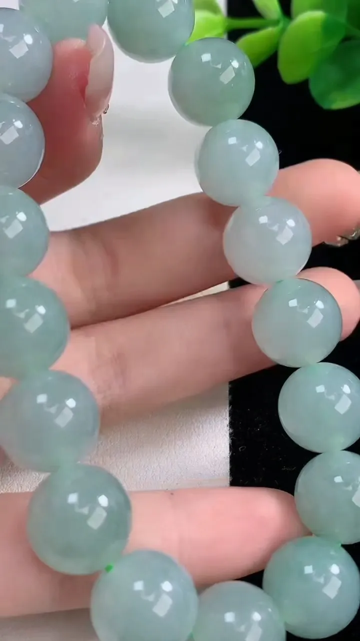 天然A货翡翠圆珠手串，尺寸12.8-17颗，重量:60.67g12月11日
工厂直销收藏佳品,种好水足，色泽均匀，有种有色，上手高大气！