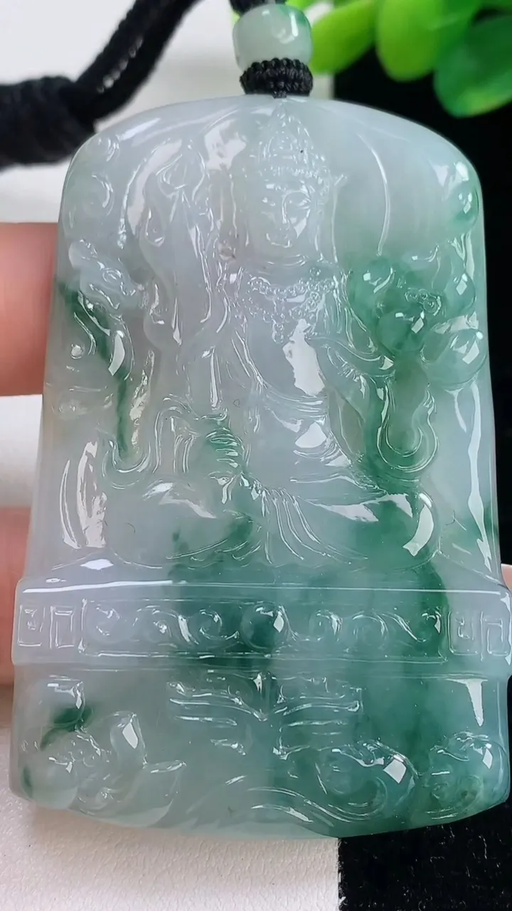 天然A货翡翠种飘花虚空藏菩萨吊坠，尺寸65.6-43.4-5.2，重量:44.05g
12月11日